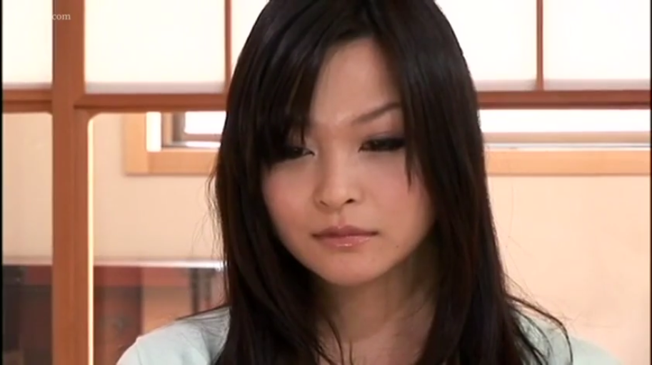 坐姿 · 面部特写 · 日式室内 · 浅色上衣