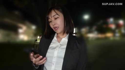 嘴巴微张 · 上半身特写 · 黑色西装外套 · 室外 · スマートフォン · 夜间背景虚化