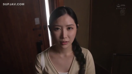 室内 · 脸部特写 · 站立 · 困惑 · 注视 · 浅黄色针织开衫 · 长辫子