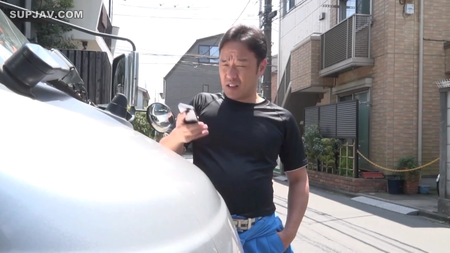 正在交流 · 携帯電話 · 白昼 · 蓝色工作裤 · 居民区道路 · 人物面部中景