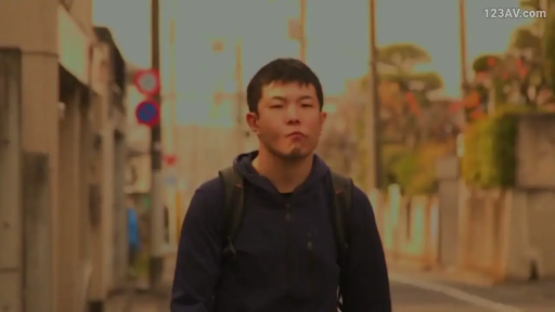 街道 · 背包 · 面无表情 · 深蓝色连帽卫衣