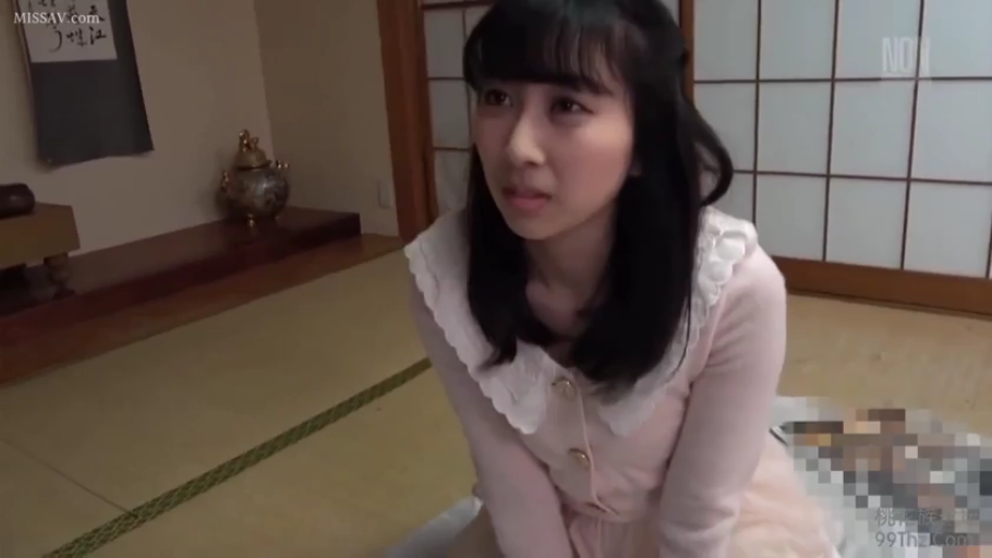 脸部特写 · 榻榻米房间 · 不知所措 · 白色蕾丝翻领