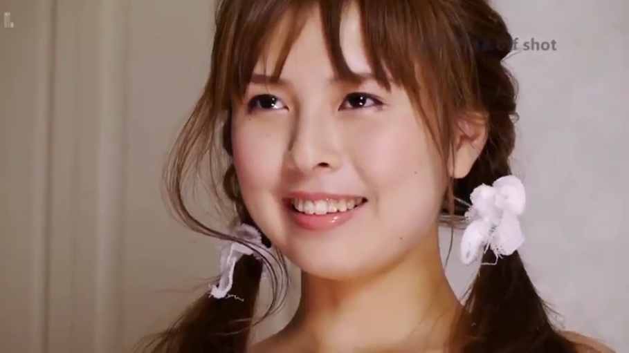 室内 · 脸部特写 · 正面 · 露肩