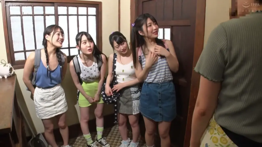 走廊 · 休闲鞋 · 緊張 · 侧背包 · 女孩面部特写