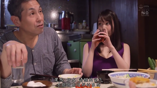 室内餐厅 · 中文字幕 · 玻璃杯 · 两人上半身中景 · 男人穿深色细格纹睡衣 · 女子喝水神态
