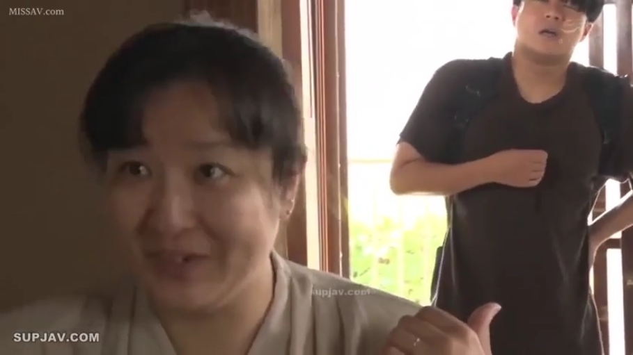 背包 · 室内卧室 · 男性表情困惑或疲惫 · 中年女性面部特写 · 男性穿着深色短袖T恤