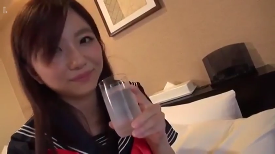 坐姿 · 脸部 · 微笑 · 酒店 · 水手服 · 长发 · 水杯 · 拿水杯