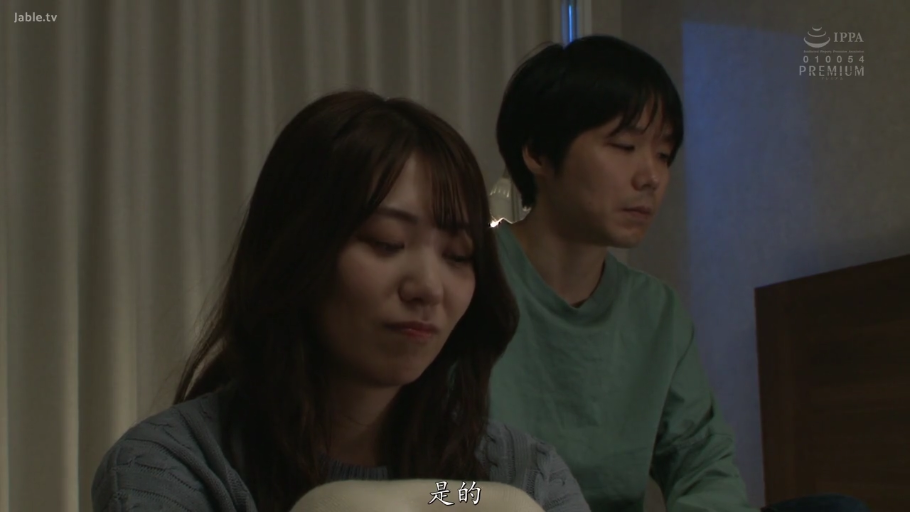 室内 · 坐姿 · 中景 · 枕头 · 对话 · 剧情 · 针织衫 · 忧虑