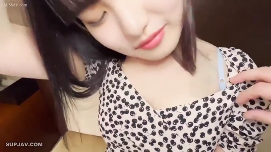 室内 · 樱桃印花连衣裙 · 诱惑眼神 · 胸部区域特写 · 樱桃图案