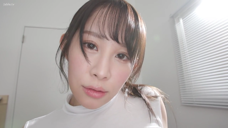 室内 · 脸部特写 · 白色高领无袖上衣