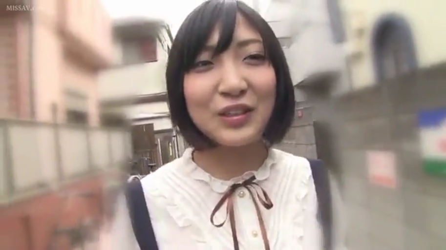 交谈 · 脸部特写 · 微笑 · 短发 · 正面站立 · 白色荷叶边衬衫 · 户外住宅区