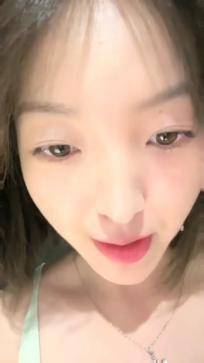 室内 · 脸部特写 · 吊带