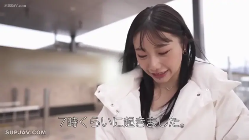 顔部のクローズアップ · 屋外 · 白色羽绒服 · 微笑着说话