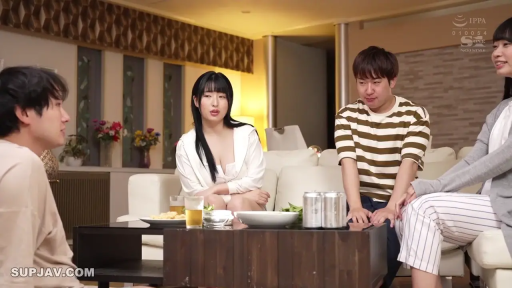 リビング · 啤酒罐 · 白いローカットトップ · 闲聊 · 茶几上摆放着啤酒和零食