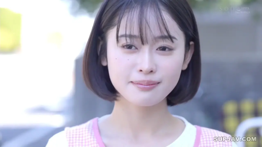 Close-up of the face · 清纯 · Outdoor · 格纹背心 · 无