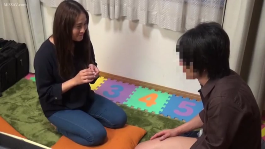 地垫区 · 专注 · 黑色长袖上衣 · 男子侧脸 · 数字泡沫地垫 · 男子下身赤裸