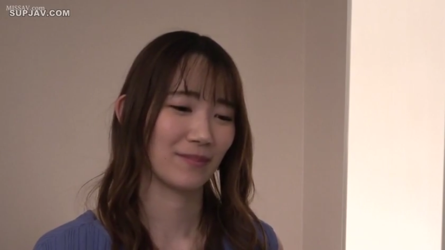 室内 · 脸部特写 · 站姿 · 微笑 · 注视 · 蓝色上衣 · 棕色长发