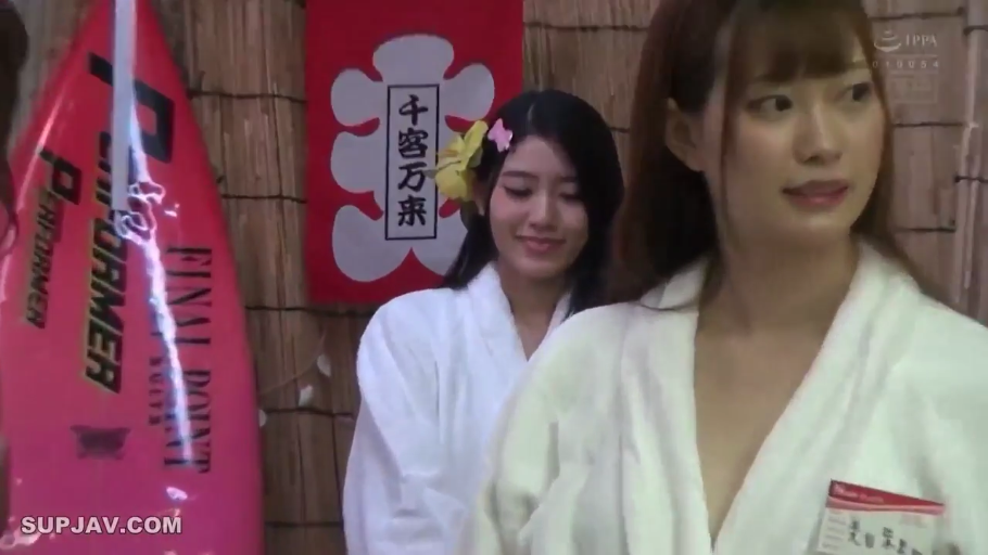 室内 · 站立 · 微笑 · 交流 · 白色浴袍 · 冲浪板 · 日本