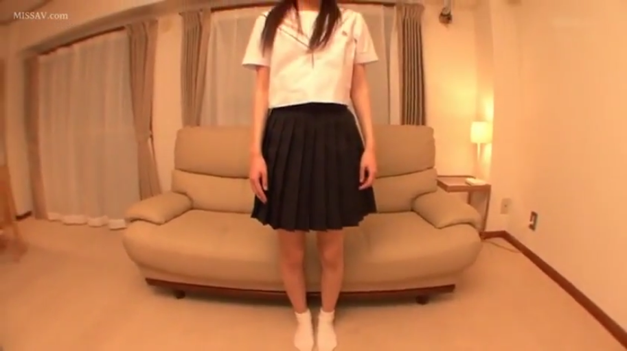 客厅 · 上半身特写 · 无表情 · 深色百褶短裙