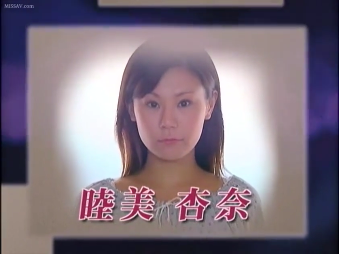 平静 · 脸部特写 · 演播室 · 浅色休闲上衣