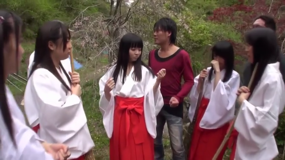 严肃 · 站立 · 中景 · 多人 · 户外 · 聚集 · 竹竿 · 巫女服