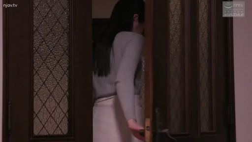 室内 · 站立 · 开门 · 门 · 背影 · 灰色毛衣