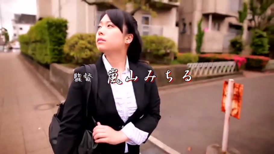 脸部特写 · 迷茫 · 黑色西装外套 · 住宅区 · 背包 · 画面包含日语字幕