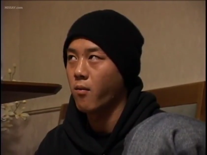 茫然 · 顔のクローズアップ · 室内房间 · 黑色连帽衫