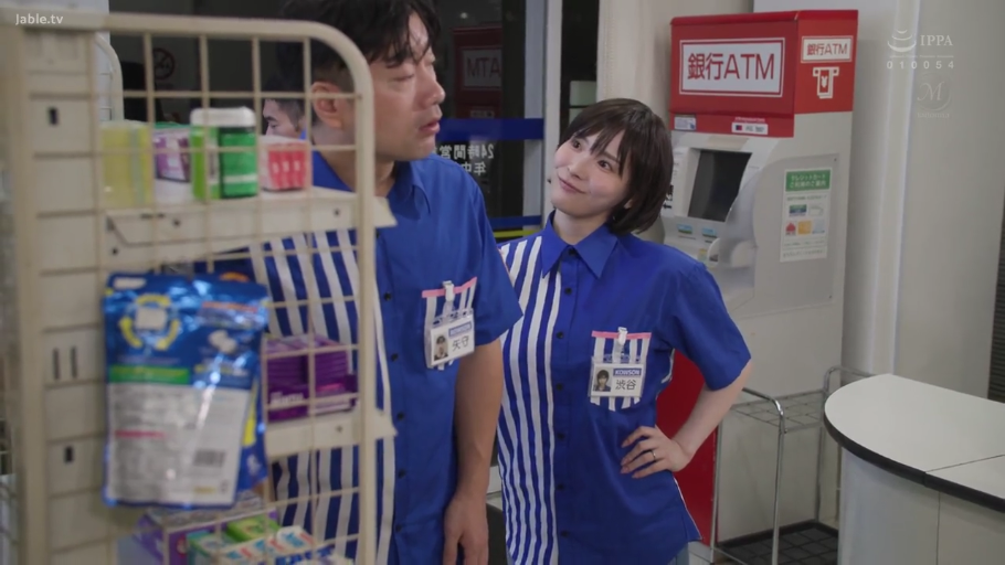 相手を注視する · 便利店 · 便利店制服 · 蓝色条纹便利店制服 · 女店员脸部特写