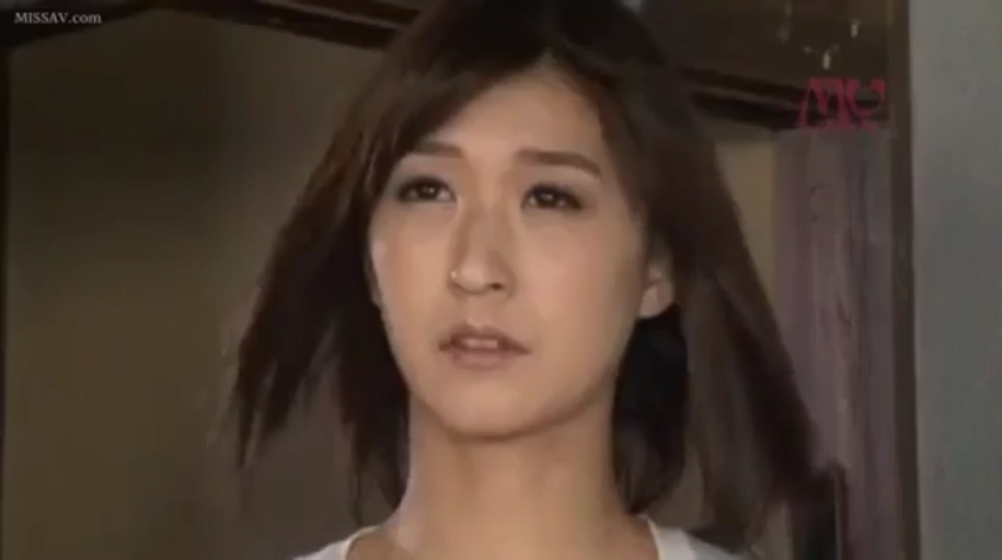 室内 · 肩膀特写 · 白色衣物 · 略带迷离