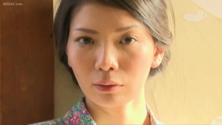 室内 · 严肃 · 脸部特写 · 凝视 · 熟女 · 正面 · 花纹和服