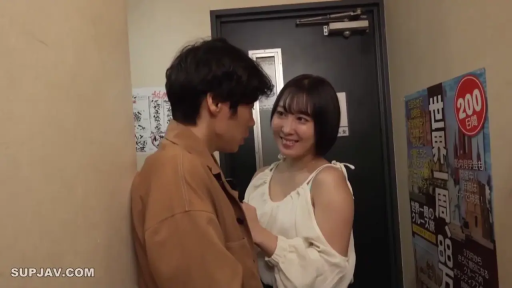 微笑 · 面对面站立 · 亚洲人 · 调情 · 海报 · 室内玄关 · 白色吊带衫