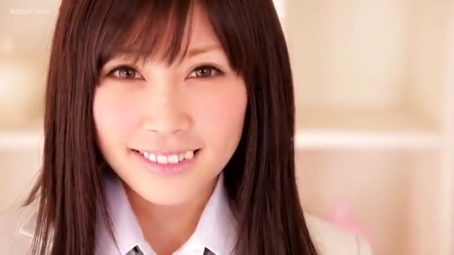 室内 · 脸部特写 · 白衬衫 · 微笑 · 凝视 · 长发 · 正面对镜头