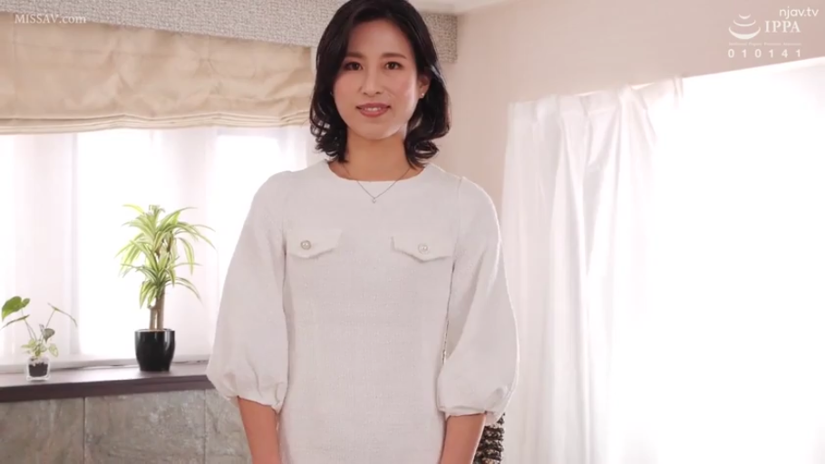 上半身特写 · 微笑 · 白色连衣裙 · 室内卧室