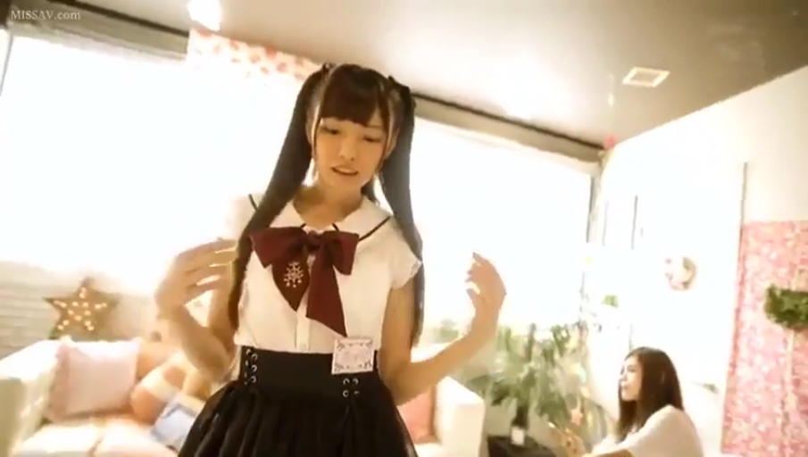 室内 · 站立 · 展示 · 中景 · 微笑 · JK制服 · 双马尾 · 姓名牌