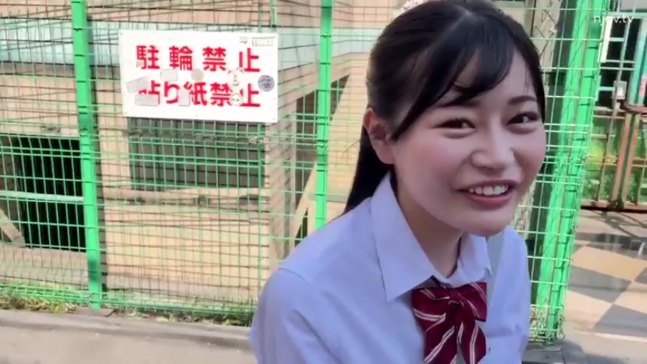 上半身特写 · 户外 · 面对镜头微笑 · 红色条纹领结