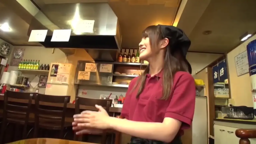 中景 · 微笑 · 侧坐 · 居酒屋 · 吧台 · 红色短袖 · 拍手