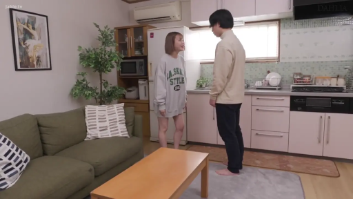 交谈 · 严肃 · 站立 · 厨房 · 卫衣 · 冰箱