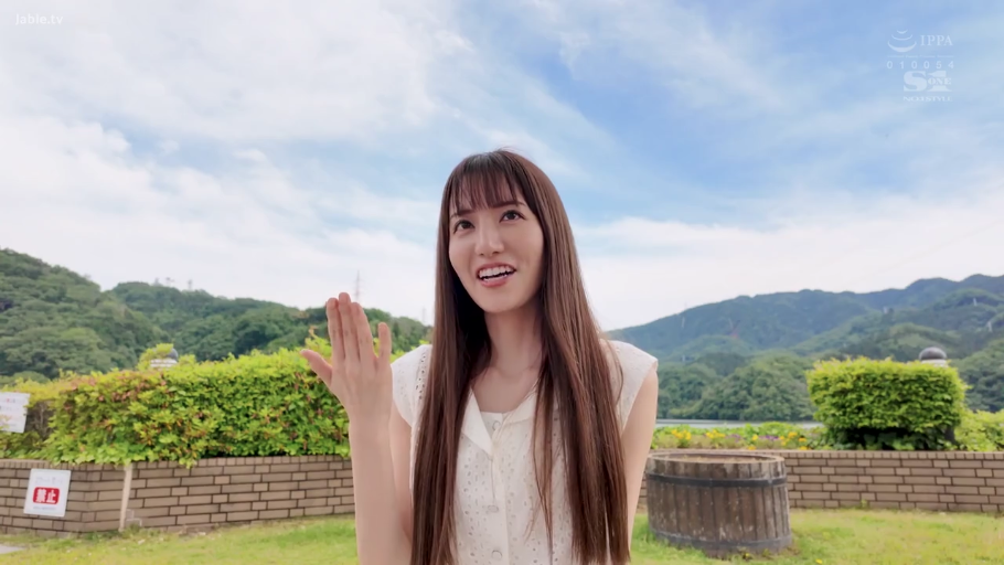 顔部のクローズアップ · 微笑 · 绿地 · 白色无袖上衣
