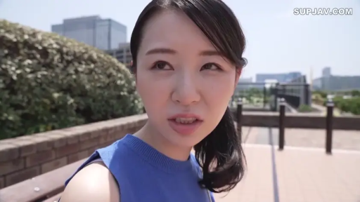 肩部特写 · 交谈中 · 户外公园 · 背景有写字楼 · 蓝色无袖针织上衣