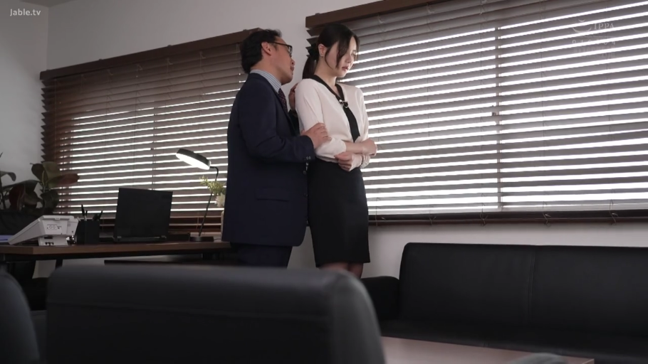 办公室 · 黑色包臀裙 · 两人侧面中景 · 百叶窗紧闭 · 办公台灯 · 男人面部表现出侵略性
