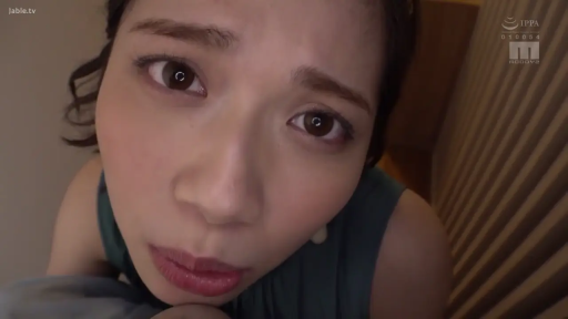 室内 · 俯身 · 脸部特写 · 凝视 · 认真 · 无袖上衣 · POV