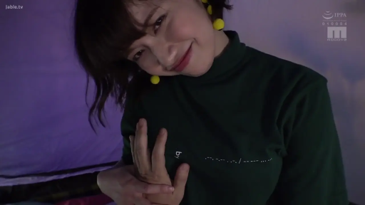 室内 · 俯身 · 胸部特写 · 微笑 · 隔衣揉胸 · 墨绿色高领短袖 · 黄色球形耳环