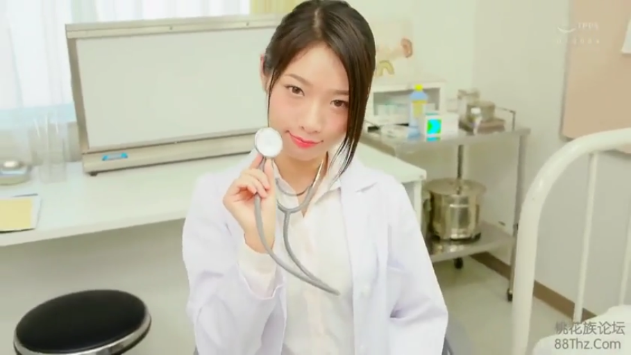 白大褂 · 微笑 · 上半身 · 正面 · 诊室 · 听诊器 · 女医生 · 手持听诊器