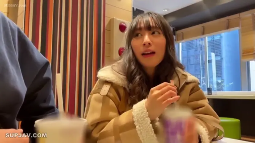 坐姿 · 交谈 · 自然 · 半身 · 素人感 · 毛领大衣 · 饮料杯 · 快餐厅