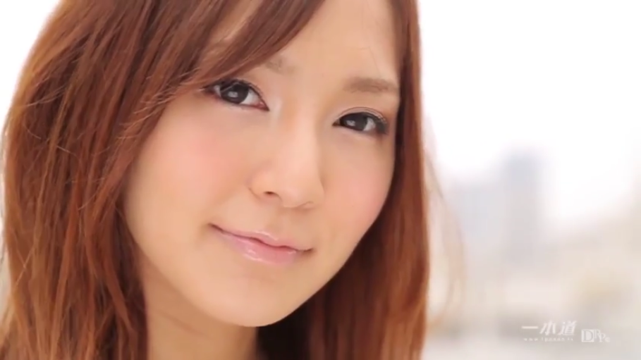 脸部特写 · 甜美 · 户外 · 注视镜头 · 亚洲女性 · 侧头 · 裸肩