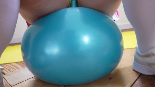 健身房 · フィットボール · 运动鞋 · 健身球特写 · 摩擦 · 白丝包裹双腿