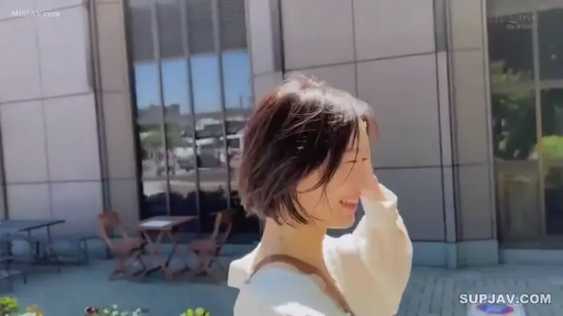 微笑 · 室外 · 白色长袖上衣 · 阳光充足 · 面部侧脸