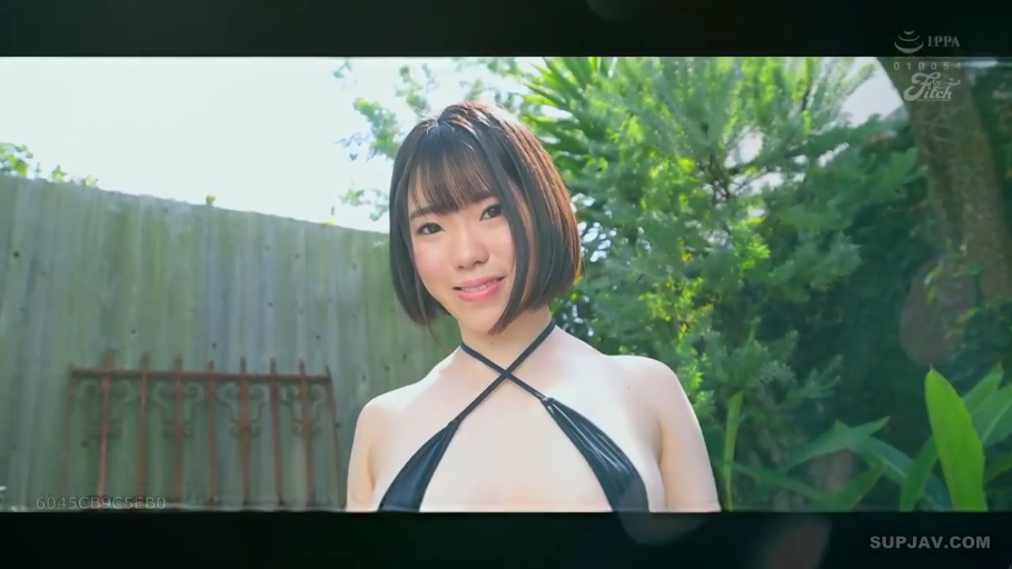 上半身特写 · 注视镜头 · 短发 · 户外花园 · 甜美微笑 · 正面站立 · 黑色挂脖比基尼