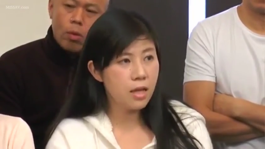 室内 · 坐姿 · 严肃 · 脸部特写 · 谈话 · 素人 · 白色卫衣